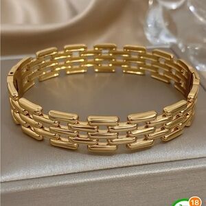 Brand New Elegant Gold Bracelet.